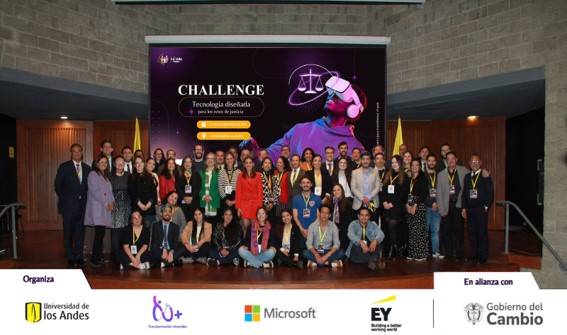 Equipo de voluntarios para el evento Challenge 2023 Tecnología & Justicia